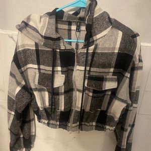 Zaful Black & White Plaid Crop Jacket with Zipper. Size Medium.